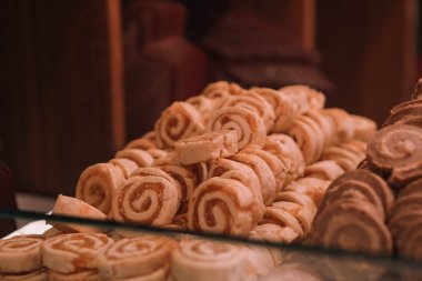 Bir grup çeşit kurabiye. Çikolata parçacıklı, yulaflı, kuru üzümlü, beyaz çikolatalı.