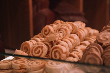 Bir grup çeşit kurabiye. Çikolata parçacıklı, yulaflı, kuru üzümlü, beyaz çikolatalı.