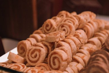 Bir grup çeşit kurabiye. Çikolata parçacıklı, yulaflı, kuru üzümlü, beyaz çikolatalı.