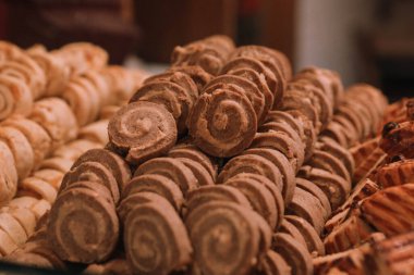 Bir grup çeşit kurabiye. Çikolata parçacıklı, yulaflı, kuru üzümlü, beyaz çikolatalı.