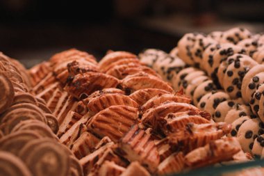 Bir grup çeşit kurabiye. Çikolata parçacıklı, yulaflı, kuru üzümlü, beyaz çikolatalı.