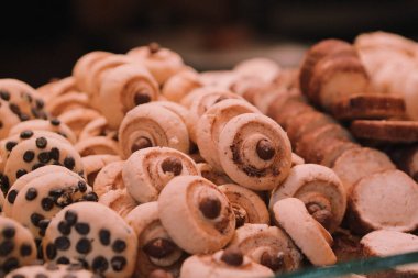 Bir grup çeşit kurabiye. Çikolata parçacıklı, yulaflı, kuru üzümlü, beyaz çikolatalı.