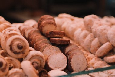 Bir grup çeşit kurabiye. Çikolata parçacıklı, yulaflı, kuru üzümlü, beyaz çikolatalı.