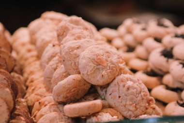 Bir grup çeşit kurabiye. Çikolata parçacıklı, yulaflı, kuru üzümlü, beyaz çikolatalı.