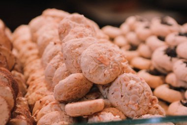 Bir grup çeşit kurabiye. Çikolata parçacıklı, yulaflı, kuru üzümlü, beyaz çikolatalı.