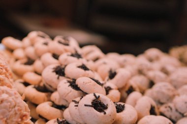 Bir grup çeşit kurabiye. Çikolata parçacıklı, yulaflı, kuru üzümlü, beyaz çikolatalı.