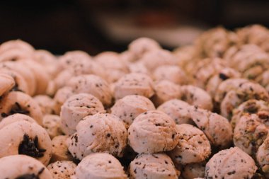 Bir grup çeşit kurabiye. Çikolata parçacıklı, yulaflı, kuru üzümlü, beyaz çikolatalı.