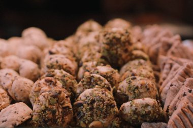 Bir grup çeşit kurabiye. Çikolata parçacıklı, yulaflı, kuru üzümlü, beyaz çikolatalı.