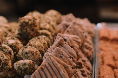 Bir grup çeşit kurabiye. Çikolata parçacıklı, yulaflı, kuru üzümlü, beyaz çikolatalı.