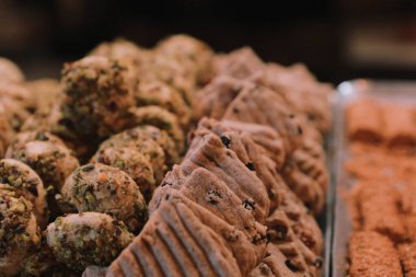 Bir grup çeşit kurabiye. Çikolata parçacıklı, yulaflı, kuru üzümlü, beyaz çikolatalı.