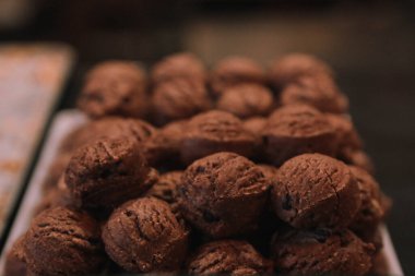 Bir grup çeşit kurabiye. Çikolata parçacıklı, yulaflı, kuru üzümlü, beyaz çikolatalı.