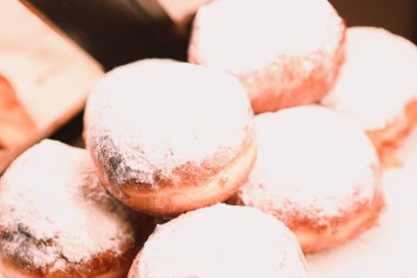 Bir grup çeşit kurabiye. Çikolata parçacıklı, yulaflı, kuru üzümlü, beyaz çikolatalı.