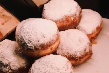 Bir grup çeşit kurabiye. Çikolata parçacıklı, yulaflı, kuru üzümlü, beyaz çikolatalı.