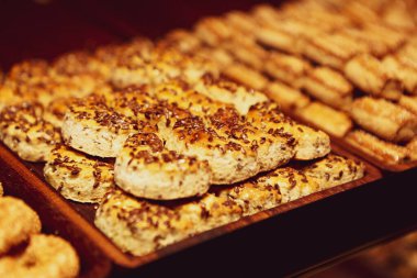 Bir grup çeşit kurabiye. Çikolata parçacıklı, yulaflı, kuru üzümlü, beyaz çikolatalı.