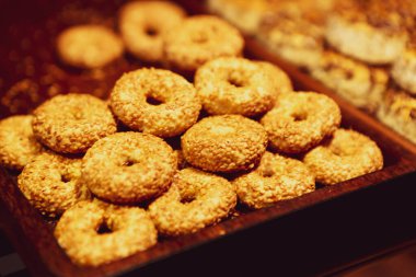 Bir grup çeşit kurabiye. Çikolata parçacıklı, yulaflı, kuru üzümlü, beyaz çikolatalı.