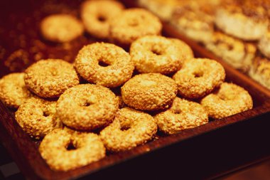 Bir grup çeşit kurabiye. Çikolata parçacıklı, yulaflı, kuru üzümlü, beyaz çikolatalı.