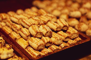 Bir grup çeşit kurabiye. Çikolata parçacıklı, yulaflı, kuru üzümlü, beyaz çikolatalı.