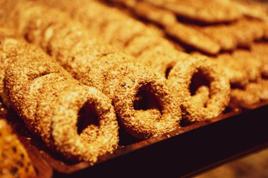 Bir grup çeşit kurabiye. Çikolata parçacıklı, yulaflı, kuru üzümlü, beyaz çikolatalı.