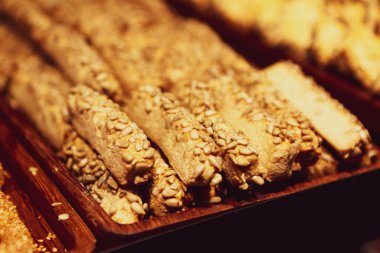 Bir grup çeşit kurabiye. Çikolata parçacıklı, yulaflı, kuru üzümlü, beyaz çikolatalı.