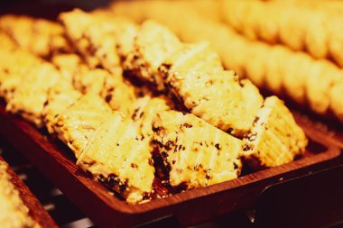 Bir grup çeşit kurabiye. Çikolata parçacıklı, yulaflı, kuru üzümlü, beyaz çikolatalı.