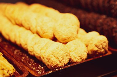 Bir grup çeşit kurabiye. Çikolata parçacıklı, yulaflı, kuru üzümlü, beyaz çikolatalı.