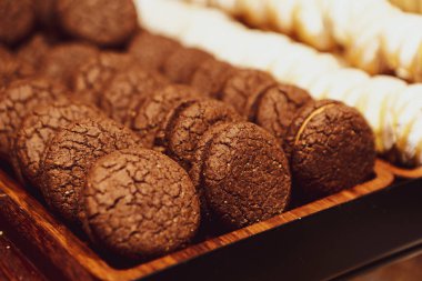 Bir grup çeşit kurabiye. Çikolata parçacıklı, yulaflı, kuru üzümlü, beyaz çikolatalı.