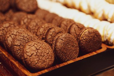 Bir grup çeşit kurabiye. Çikolata parçacıklı, yulaflı, kuru üzümlü, beyaz çikolatalı.