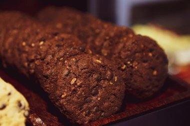 Bir grup çeşit kurabiye. Çikolata parçacıklı, yulaflı, kuru üzümlü, beyaz çikolatalı.