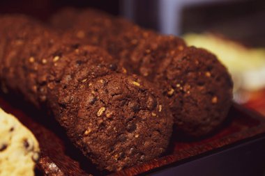 Bir grup çeşit kurabiye. Çikolata parçacıklı, yulaflı, kuru üzümlü, beyaz çikolatalı.