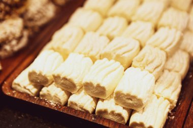 Bir grup çeşit kurabiye. Çikolata parçacıklı, yulaflı, kuru üzümlü, beyaz çikolatalı.