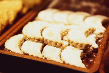 Bir grup çeşit kurabiye. Çikolata parçacıklı, yulaflı, kuru üzümlü, beyaz çikolatalı.