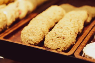 Bir grup çeşit kurabiye. Çikolata parçacıklı, yulaflı, kuru üzümlü, beyaz çikolatalı.