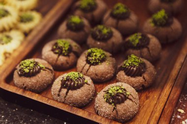 Bir grup çeşit kurabiye. Çikolata parçacıklı, yulaflı, kuru üzümlü, beyaz çikolatalı.