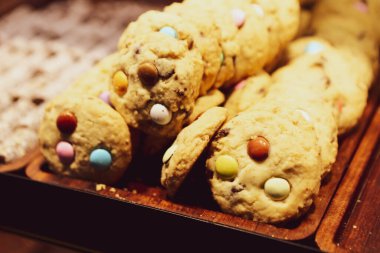 Bir grup çeşit kurabiye. Çikolata parçacıklı, yulaflı, kuru üzümlü, beyaz çikolatalı.