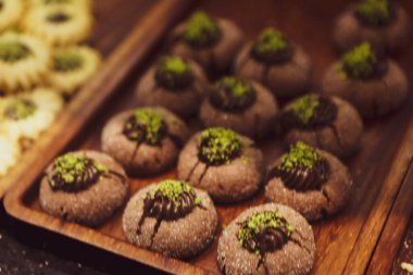 Bir grup çeşit kurabiye. Çikolata parçacıklı, yulaflı, kuru üzümlü, beyaz çikolatalı.