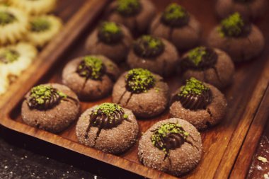 Bir grup çeşit kurabiye. Çikolata parçacıklı, yulaflı, kuru üzümlü, beyaz çikolatalı.