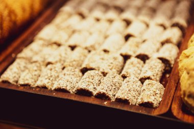 Bir grup çeşit kurabiye. Çikolata parçacıklı, yulaflı, kuru üzümlü, beyaz çikolatalı.