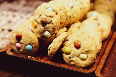 Bir grup çeşit kurabiye. Çikolata parçacıklı, yulaflı, kuru üzümlü, beyaz çikolatalı.