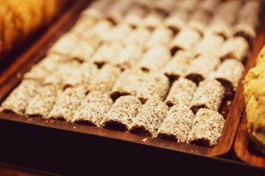 Bir grup çeşit kurabiye. Çikolata parçacıklı, yulaflı, kuru üzümlü, beyaz çikolatalı.