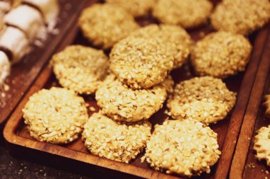 Bir grup çeşit kurabiye. Çikolata parçacıklı, yulaflı, kuru üzümlü, beyaz çikolatalı.