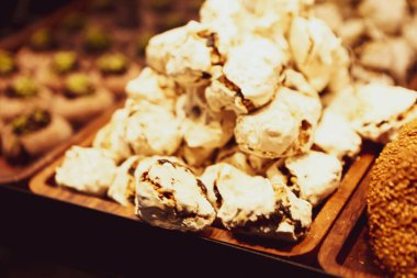 Bir grup çeşit kurabiye. Çikolata parçacıklı, yulaflı, kuru üzümlü, beyaz çikolatalı.