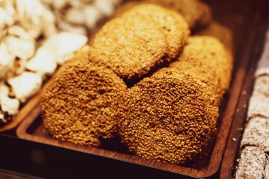 Bir grup çeşit kurabiye. Çikolata parçacıklı, yulaflı, kuru üzümlü, beyaz çikolatalı.