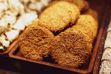 Bir grup çeşit kurabiye. Çikolata parçacıklı, yulaflı, kuru üzümlü, beyaz çikolatalı.