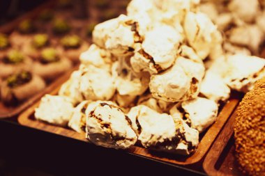 Bir grup çeşit kurabiye. Çikolata parçacıklı, yulaflı, kuru üzümlü, beyaz çikolatalı.