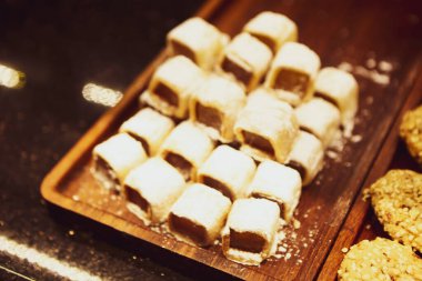 Bir grup çeşit kurabiye. Çikolata parçacıklı, yulaflı, kuru üzümlü, beyaz çikolatalı.