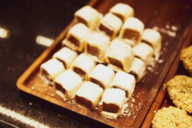 Bir grup çeşit kurabiye. Çikolata parçacıklı, yulaflı, kuru üzümlü, beyaz çikolatalı.