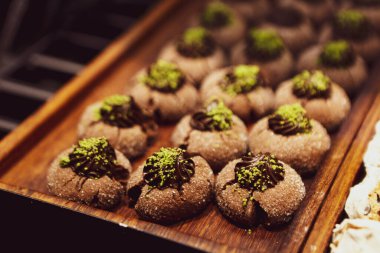 Bir grup çeşit kurabiye. Çikolata parçacıklı, yulaflı, kuru üzümlü, beyaz çikolatalı.