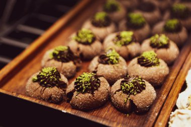 Bir grup çeşit kurabiye. Çikolata parçacıklı, yulaflı, kuru üzümlü, beyaz çikolatalı.