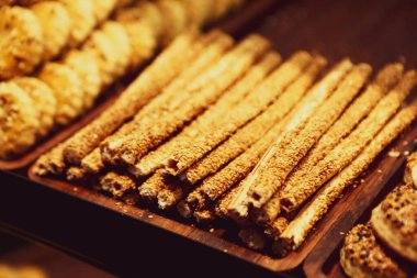 Bir grup çeşit kurabiye. Çikolata parçacıklı, yulaflı, kuru üzümlü, beyaz çikolatalı.