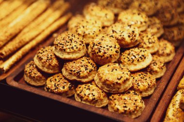 Bir grup çeşit kurabiye. Çikolata parçacıklı, yulaflı, kuru üzümlü, beyaz çikolatalı.